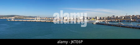 Il Nord Africa, Marocco: il porto e la skyline di Tangeri, Marocco città sulla costa del Maghreb all'entrata occidentale dello stretto di Gibilterra Foto Stock