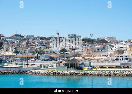 Il Nord Africa, Marocco: il porto e la skyline di Tangeri, Marocco città sulla costa del Maghreb all'entrata occidentale dello stretto di Gibilterra Foto Stock