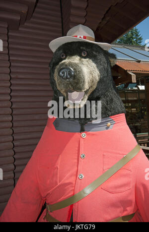 Orso farcito con un Mountie uniforme al Ponte Sospeso di Capilano Park, Vancouver, British Columbia, Canada Foto Stock