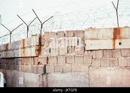 Cinderblocks, metallo arrugginito e filo spinato formano un muro tra Berlino Est e Berlino Ovest durante la Guerra Fredda, Germania, 1970. Foto Stock