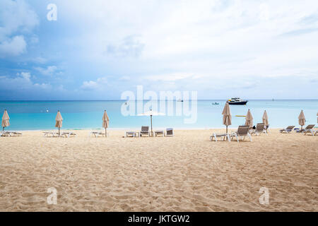 La mattina presto sulla spiaggia il resort caraibico Foto Stock