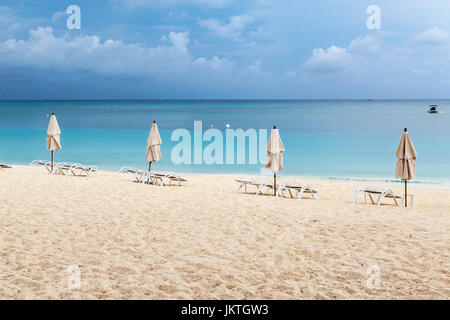 La mattina presto sulla spiaggia il resort caraibico Foto Stock