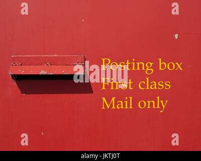 Dettaglio di distacco sulla scatola di Royal Mail In viaggio Post Office Foto Stock