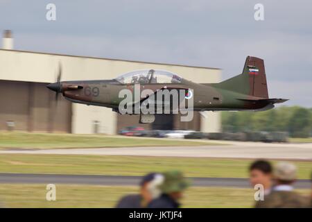 Lo sloveno Air Force Pilatus PC-9M eseguendo un impressionante decollo presso il Royal International Air Tattoo Foto Stock