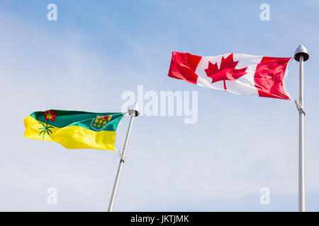 Saskatchewan e Canada bandiere contro il cielo blu. Regina, Saskatchewan, Canada. Foto Stock