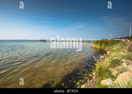 Il molo di legno in Jurata cittadina sulla costa del Mar Baltico, penisola di Hel, Polonia Foto Stock