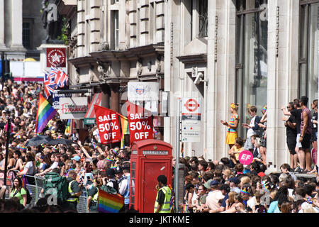 Migliaia di persone si riuniscono nel centro di Londra per la celebrata orgoglio a Londra Parade, 2017. Foto Stock