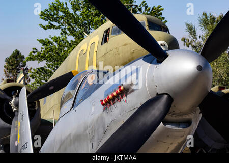 La II Guerra Mondiale era P-51H Mustang e C-47 Dakota sedersi sulla rampa a Grass Valley, California Foto Stock