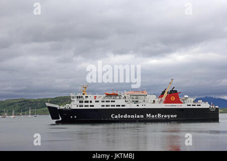 Caledonian MacBrayne Traghetti isola di Lewis (Eilean Leodhais) entrando in porto di Oban e a prua di apertura della porta. Foto Stock