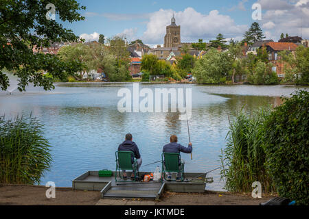I pescatori pesca Diss semplice nel centro di Diss, South Norfolk, East Anglia, Inghilterra, Regno Unito. Foto Stock