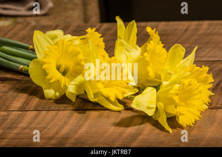 Bouquet di dafodills giallo sul tavolo di legno Foto Stock