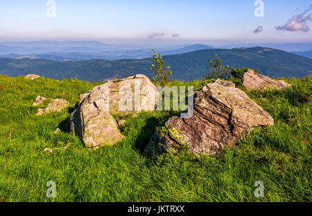 Enormi massi sul bordo della collina. bel tempo in estate paesaggio di montagna Foto Stock