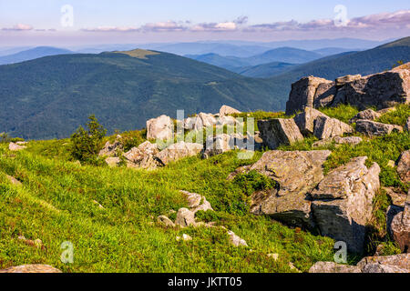 Enormi massi sul bordo della collina. bel tempo in estate paesaggio di montagna Foto Stock