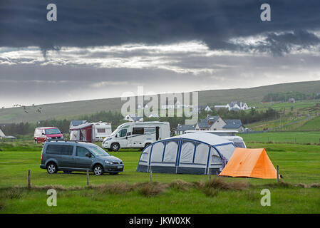 Camper e tende in campeggio lungo il Loch Gairloch, Wester Ross, Nord-Ovest Highlands scozzesi, Scotland, Regno Unito Foto Stock