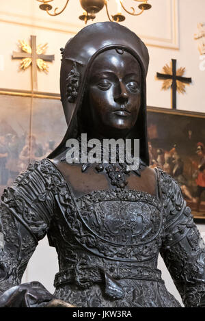 Una statua di bronzo di Maria di Borgogna nella Hofkirche (chiesa di corte), Innsbruck, in Tirolo, Austria Foto Stock