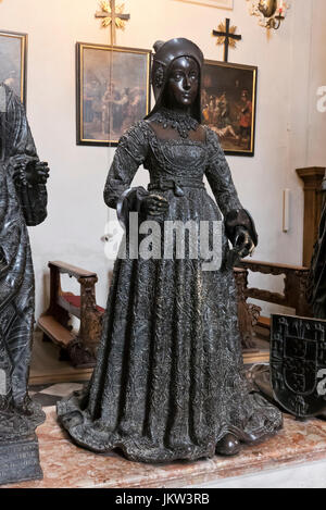 Una statua di bronzo di Maria di Borgogna nella Hofkirche (chiesa di corte), Innsbruck, in Tirolo, Austria Foto Stock