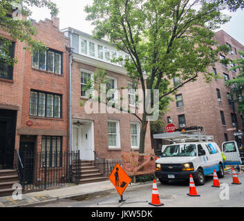 Un equipaggio con Edison utility non lavorare vicino al Edna St.Vincent Millay casa su Bedford Street nel Greenwich Village, a sinistra , a 9 1/2 piedi largo la casa più stretta di New York, visto su Domenica, Luglio 23, 2017. (© Richard B. Levine) Foto Stock