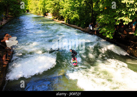 Eisbach surfers sul fiume Isar, Englischer Garten Monaco di Baviera, Germania Foto Stock