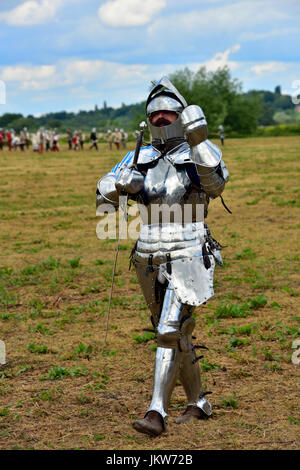 Unico cavaliere medievale in armatura scintillante sul campo di battaglia di Tewkesbury in 1471, rievocazione Foto Stock