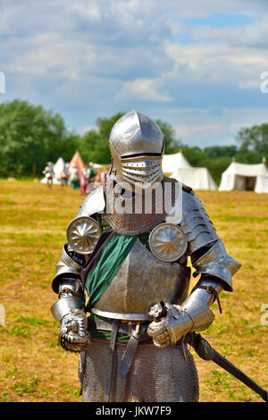 Cavaliere in armatura splendente da se stesso sul campo di battaglia di Tewkesbury Festival medievale, 2017 Foto Stock