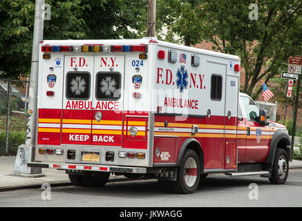 New York City Fire Department ambulanza parcheggiata su una strada di Brooklyn Foto Stock
