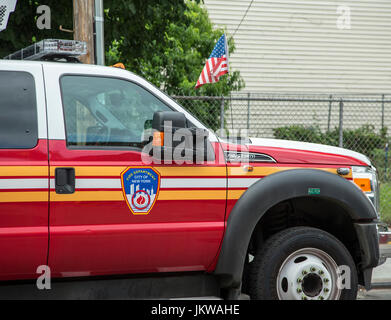 New York City Fire Department ambulanza parcheggiata su una strada di Brooklyn Foto Stock