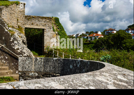 St Catherines castello in Readymoney vicino a Fowey risale a secoli ed è stato usato come un vecchio per la difesa del mare e guardare fuori per le township intorno ad esso. Foto Stock