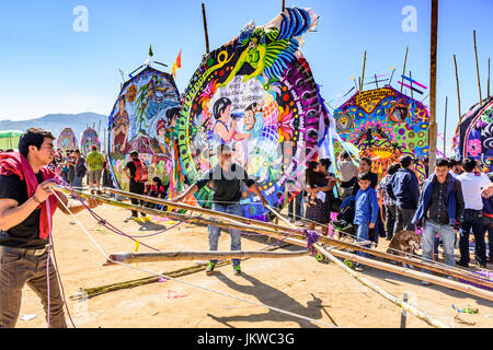 Sumpango, Guatemala - 1 novembre 2015: gli uomini con bambù ambito artigianale di kite a giant kite festival il giorno di Ognissanti in onore di spiriti dei morti. Foto Stock