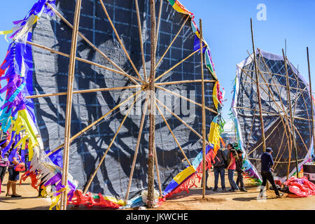 Sumpango, Guatemala - 1 novembre 2015: i visitatori a giant kite festival in onore di spiriti dei morti il giorno di Ognissanti o il giorno dei morti. Foto Stock