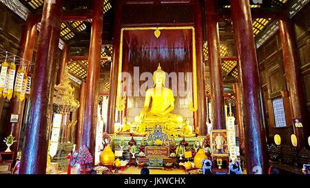 Golden immagine del Buddha statua nel tempio thailandese di Chiang Mai, Thailandia. Foto Stock