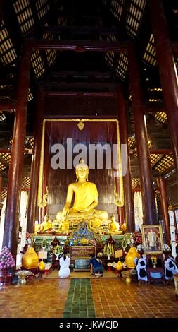 Golden immagine del Buddha statua nel tempio thailandese di Chiang Mai, Thailandia. Foto Stock