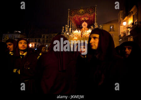 I membri dalla colonna di Fraternità portano il trono della Santa Maria della 'O', chiamato anche Maria Vergine degli zingari, durante il lunedì santo processione di Pasqua a Malaga, Spagna. Data:04/18/2011. Fotografo: Xabier Mikel Laburu van Woudenberg.------------------ Porteadores de la Cofradía de la colonna cargan con el trono de Maria Santísima de la O, también Conocida como la Virgen de los Gitanos, duranti la procesión del Lunes Santo de Semana Santa en Málaga. Fecha: 18/04/2011. Fotógrafo: Xabier Mikel Laburu van Woudenberg. Foto Stock