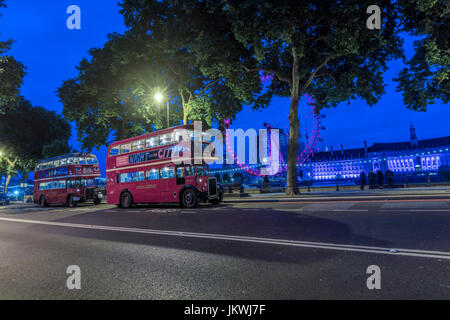 London Red Bus di notte con il London Eye Foto Stock