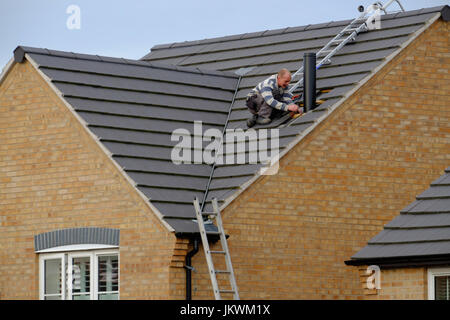 Installazione di camino attraverso il tetto Grantham, Lincs, England, Regno Unito Foto Stock