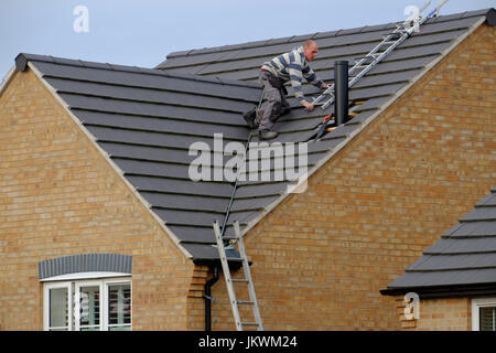 Installazione di camino attraverso il tetto Grantham, Lincs, England, Regno Unito Foto Stock