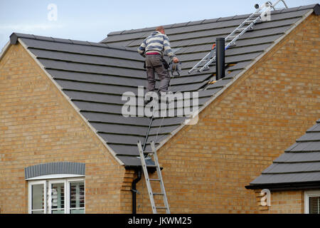 Installazione di camino attraverso il tetto Grantham, Lincs, England, Regno Unito Foto Stock