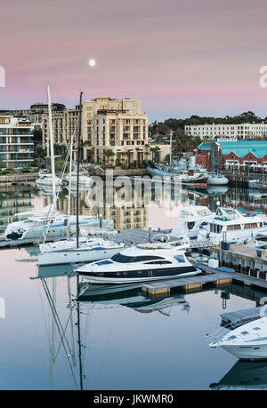 Riflessi nel porto di sunrise a Capetown, Sud Africa. Foto Stock