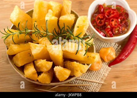 Cibo brasiliano "mandioca" frita. Fritte radice di manioca. Foto Stock