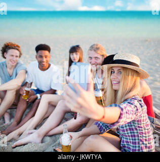 Felice gruppo di amici fa un selfie con un telefono cellulare Foto Stock