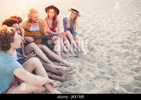 Felice gruppo di amico avente party sulla spiaggia Foto Stock