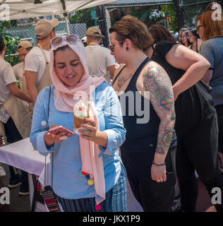 I visitatori del Grand Bazaar e mercato in New York brave lunghe linee di godere della loro Taiyaki NYC tè verde gelato servito in un pesce-tema cono di cialda di Domenica, 16 luglio 2017, National Ice Cream giorno. Centinaia di visitatori swarmed il mercato che ha ospitato un numero di artisanal gelatiere che offrono la loro mercanzia per il "vacanza"(© Richard B. Levine) Foto Stock