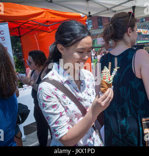 I visitatori del Grand Bazaar e mercato in New York brave lunghe linee di godere della loro Taiyaki NYC tè verde gelato servito in un pesce-tema cono di cialda di Domenica, 16 luglio 2017, National Ice Cream giorno. Centinaia di visitatori swarmed il mercato che ha ospitato un numero di artisanal gelatiere che offrono la loro mercanzia per il "vacanza"(© Richard B. Levine) Foto Stock