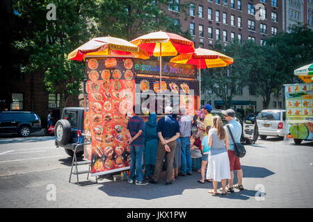 Un occupato food cart vendendo cibo Halal nell' Upper West Side di New York di Domenica, 16 luglio 2017. (© Richard B. Levine) Foto Stock
