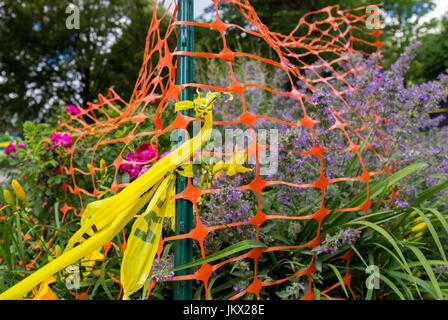 Disposizione colorati di fiori legati giù da orange scherma e costruzione fa per una bella scena. Foto Stock