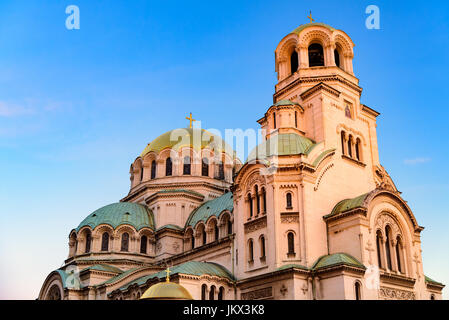 Aleksander Nevski Cattedrale al tramonto con il cielo blu, Sofia, Bulgaria, Europa Foto Stock