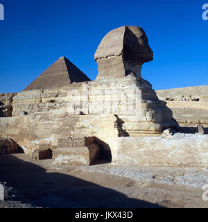 Der große Sphinx als Wächter der Pyramiden von Gizeh, Ägypten 1980er Jahre. La Grande Sfinge come protezione per le piramidi di Giza in Egitto degli anni ottanta. Foto Stock