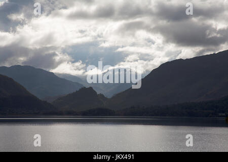 Una vista di Derwent Water verso Borrowdale e Castello Roccioso dal frate il greppo Keswick Lake District Cumbria Inghilterra England Foto Stock