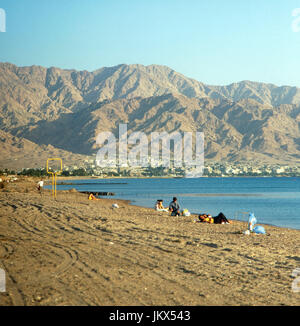Relaxn am Strand von Eilat, Israele 1980er Jahre. Relax presso la spiaggia di Eilat, Israele degli anni ottanta. Foto Stock