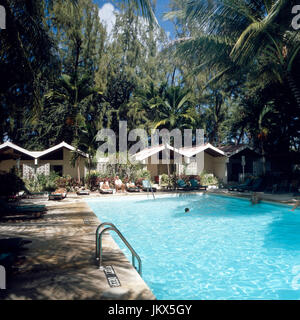 Swimmingpool im Hotel Colony Club, Barbados 1980er Jahre. Area piscina at Colony Club Hotel Barbados degli anni ottanta. Foto Stock