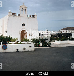 Die Dorfkirche in Uga auf der Kanarischen Insel Lanzarote, Spanien 1980er Jahre. Piccola chiesa a Uga presso l'isola delle Canarie di Lanzarote, Spagna degli anni ottanta. Foto Stock